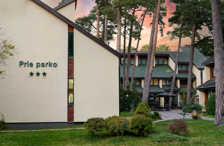 Korpuso galas su pavadinimu rausvo saulėlydžio fone