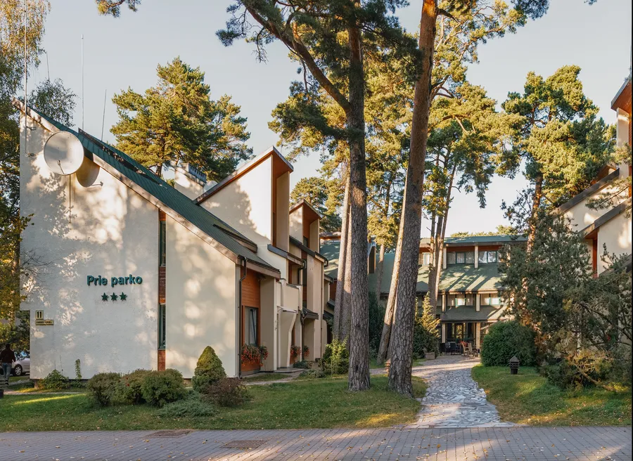 Takas tarp pušų link viešbučio registratūros