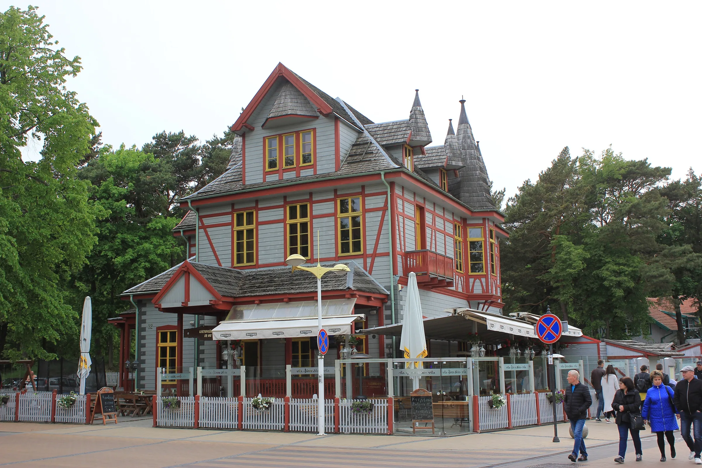 Šveicariško stiliaus vila „Jūros akis“ J. Basanavičiaus gatvėje
