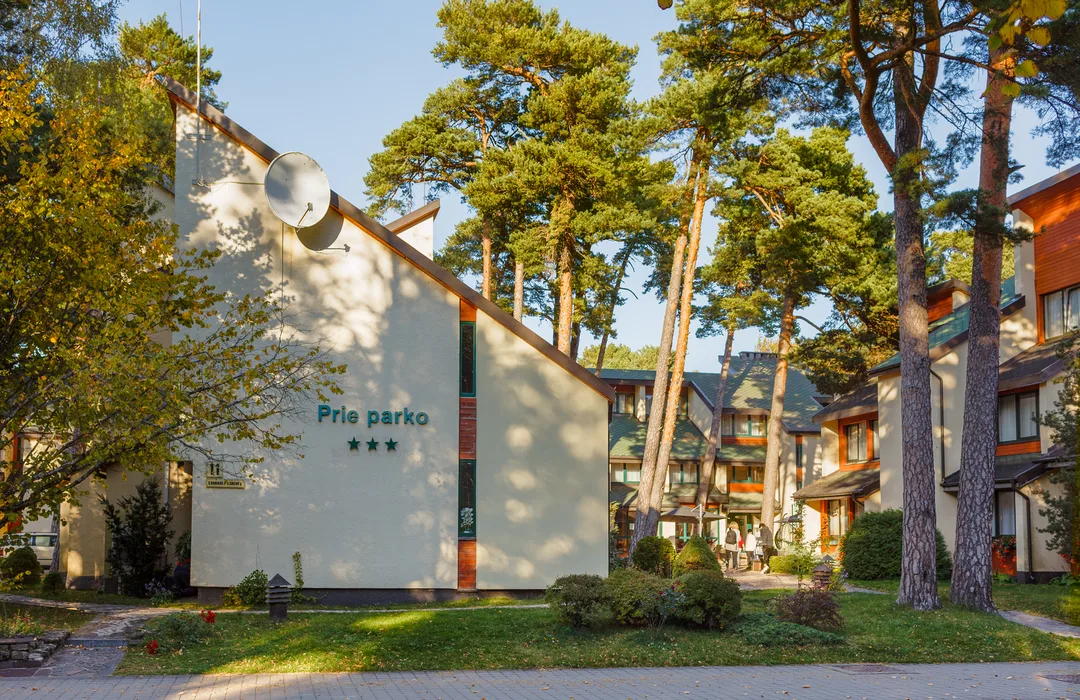 Viešbučio „Prie parko“ korpusas su iškaba ir trimis žvaigždutėmis