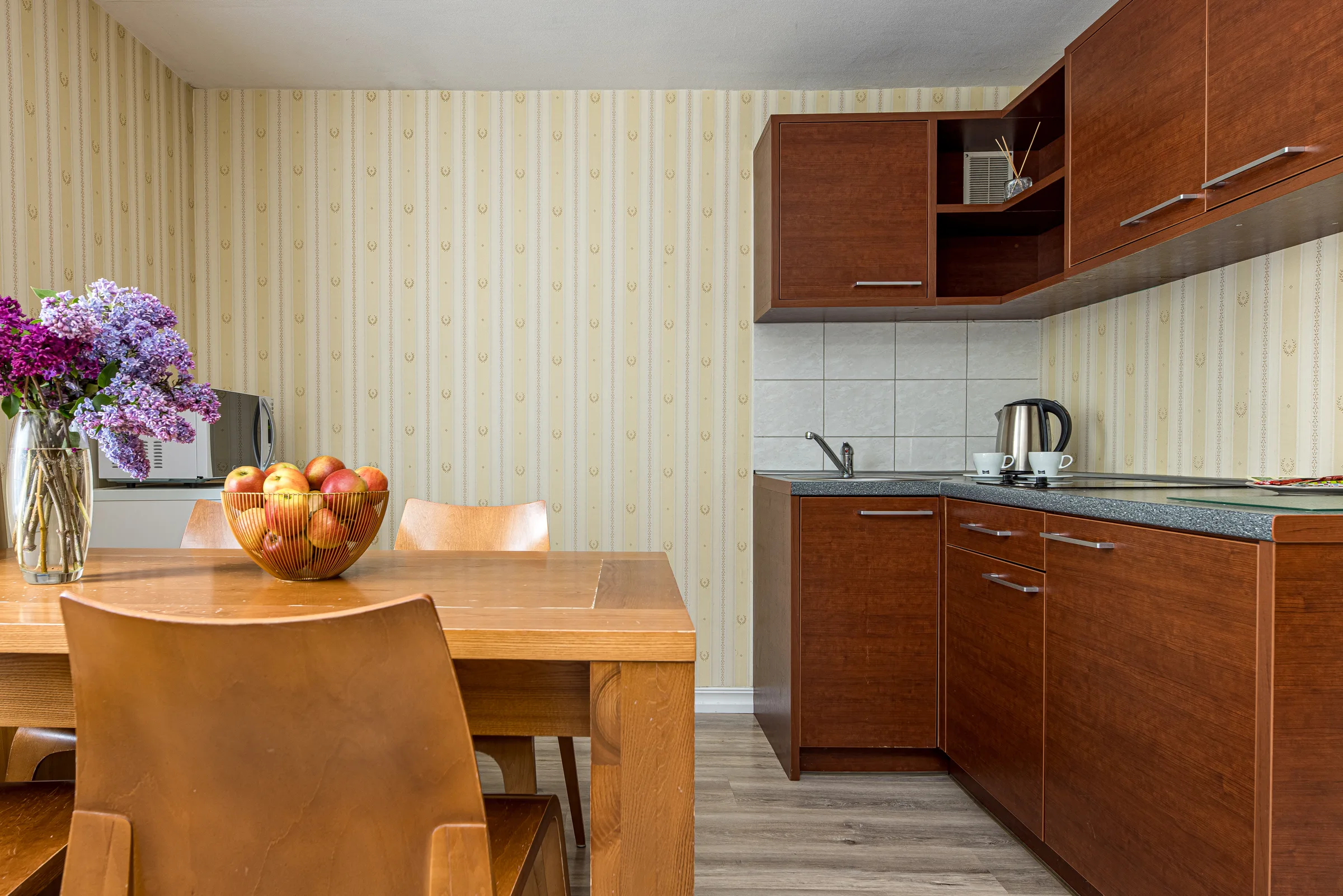 Apartamentų valgomasis su virtuvėle
