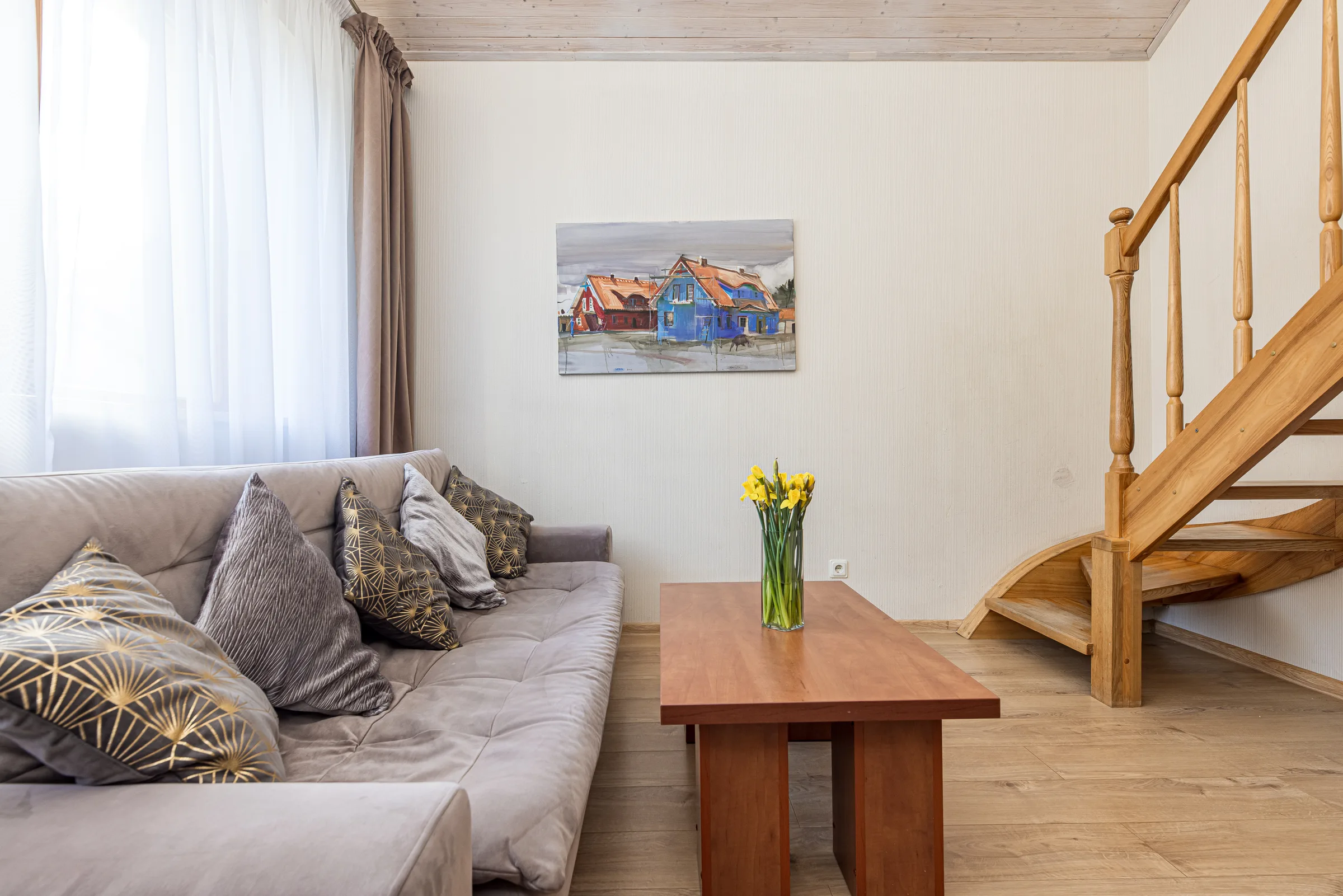 Numerio svetainė su sofa ir staliuku